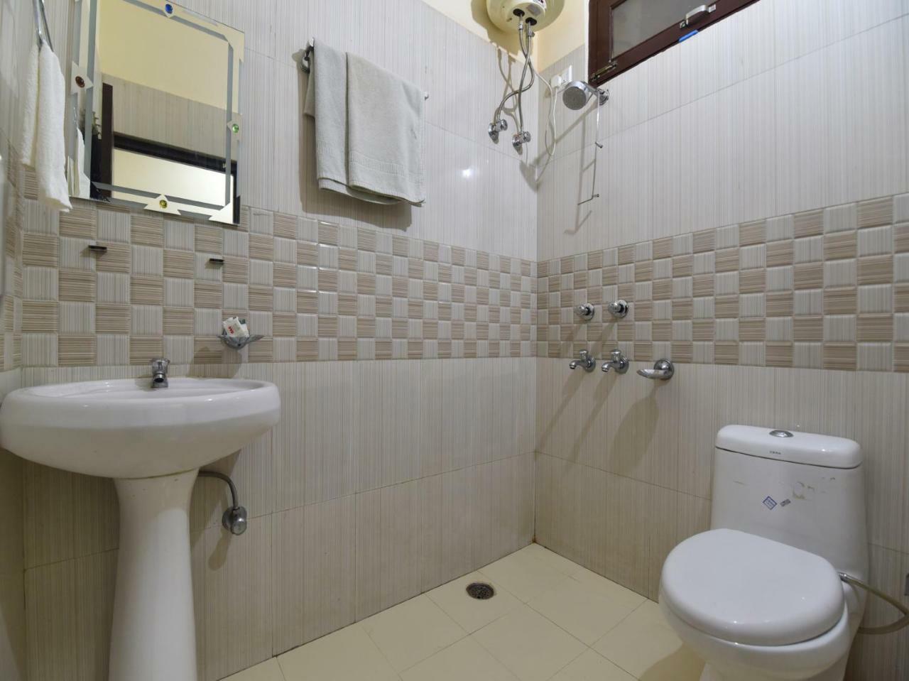 Oyo 28027 Hotel Dhruv Mandi Esterno foto
