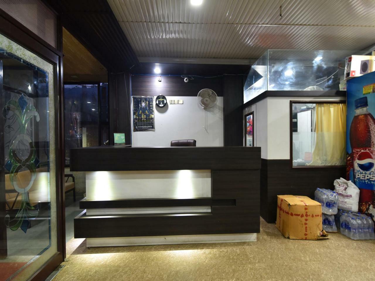 Oyo 28027 Hotel Dhruv Mandi Esterno foto