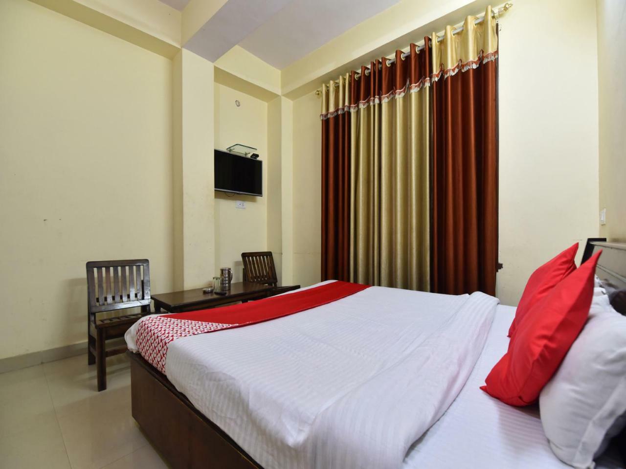 Oyo 28027 Hotel Dhruv Mandi Esterno foto