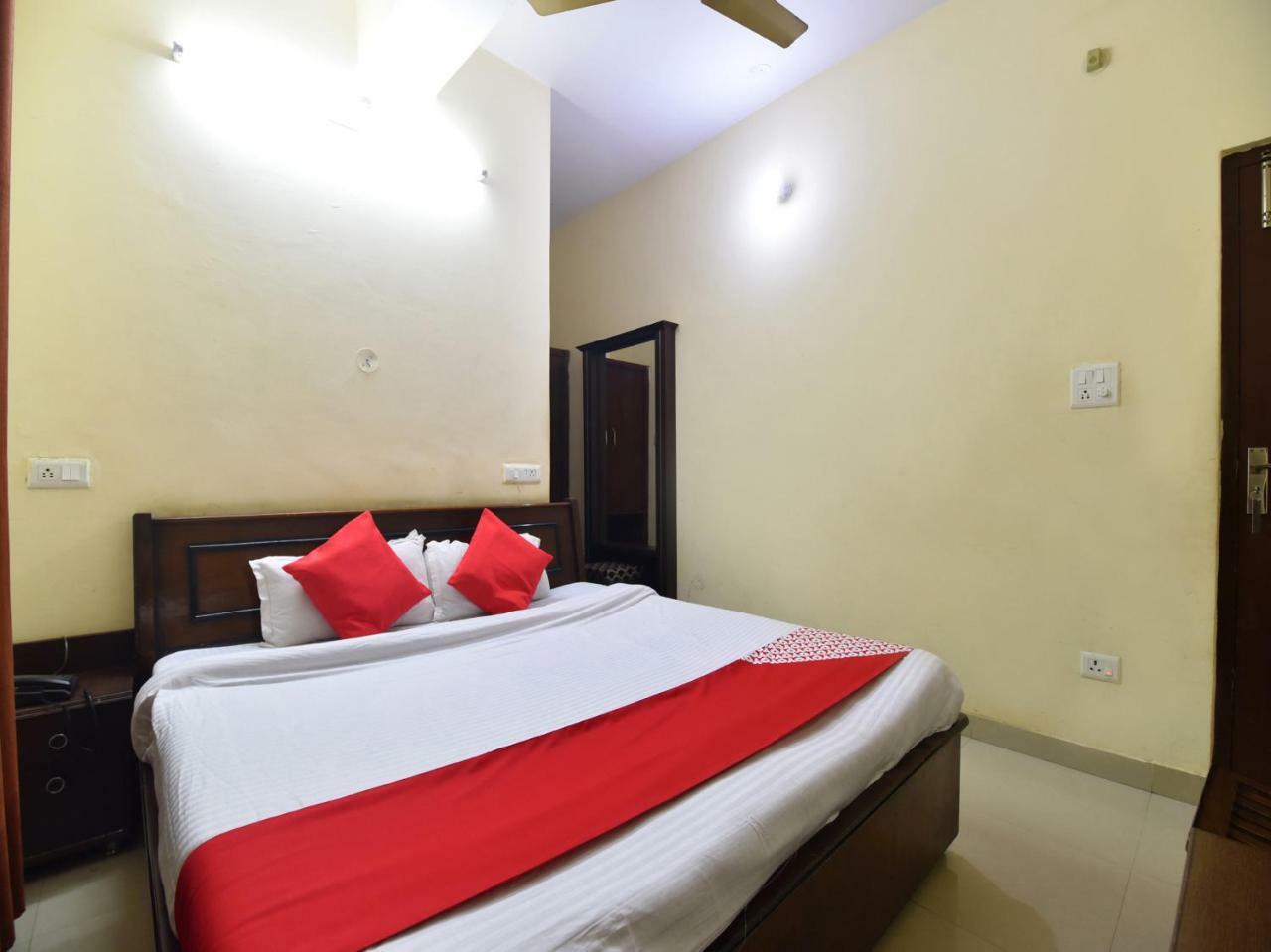 Oyo 28027 Hotel Dhruv Mandi Esterno foto